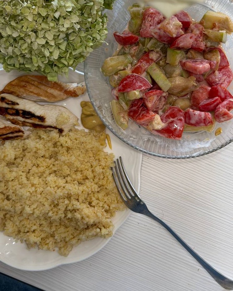 Сбалансированная тарелка: курица, кускус и овощной салат